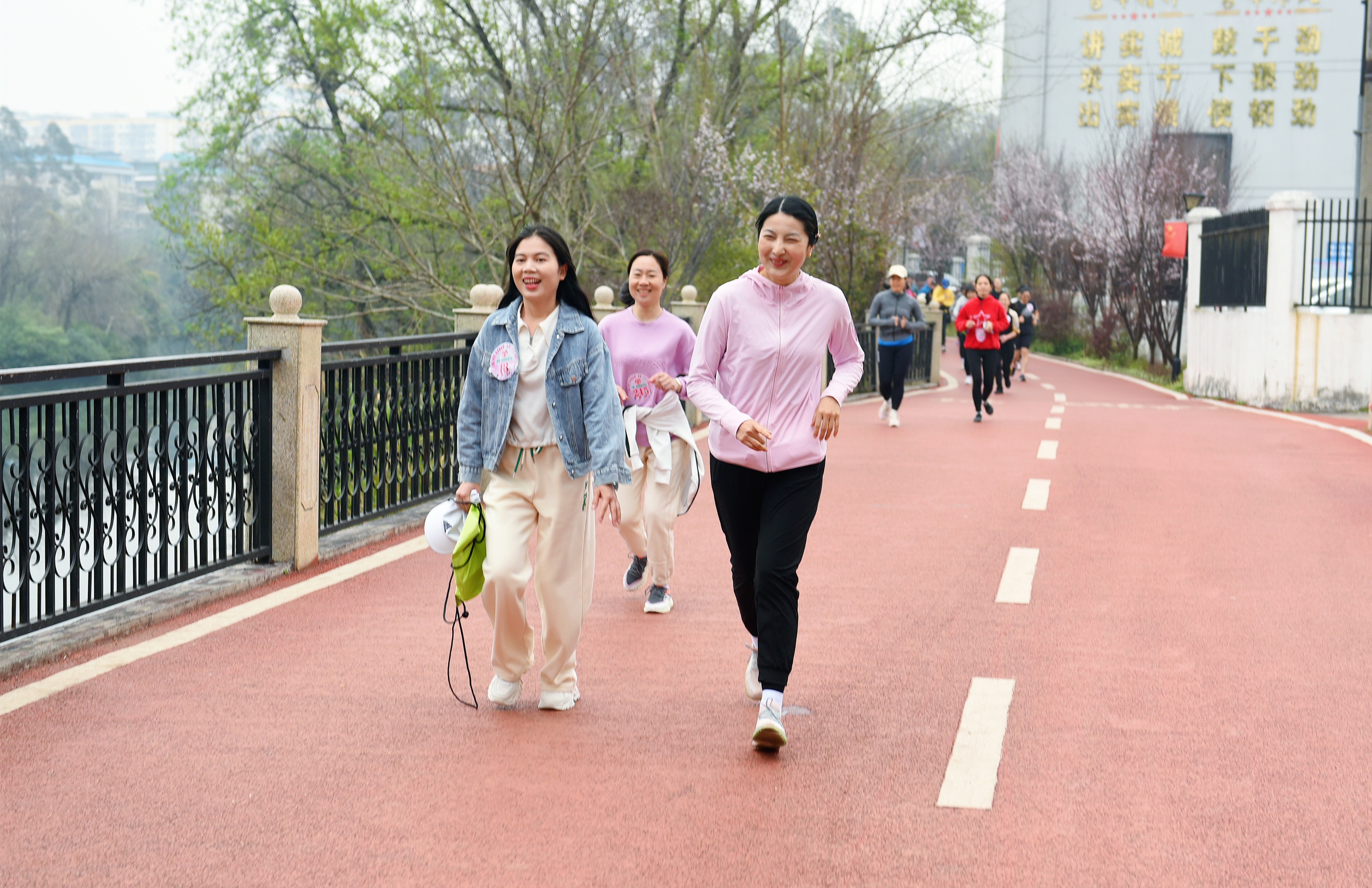 美女们嗨翻了！桂林市秀峰区举行庆祝“三八”国际妇女节巾帼·秀峰健康竞步走活动