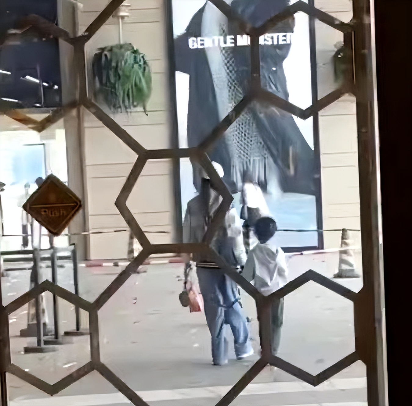 网友偶遇baby香港和友人逛街,baby回上海