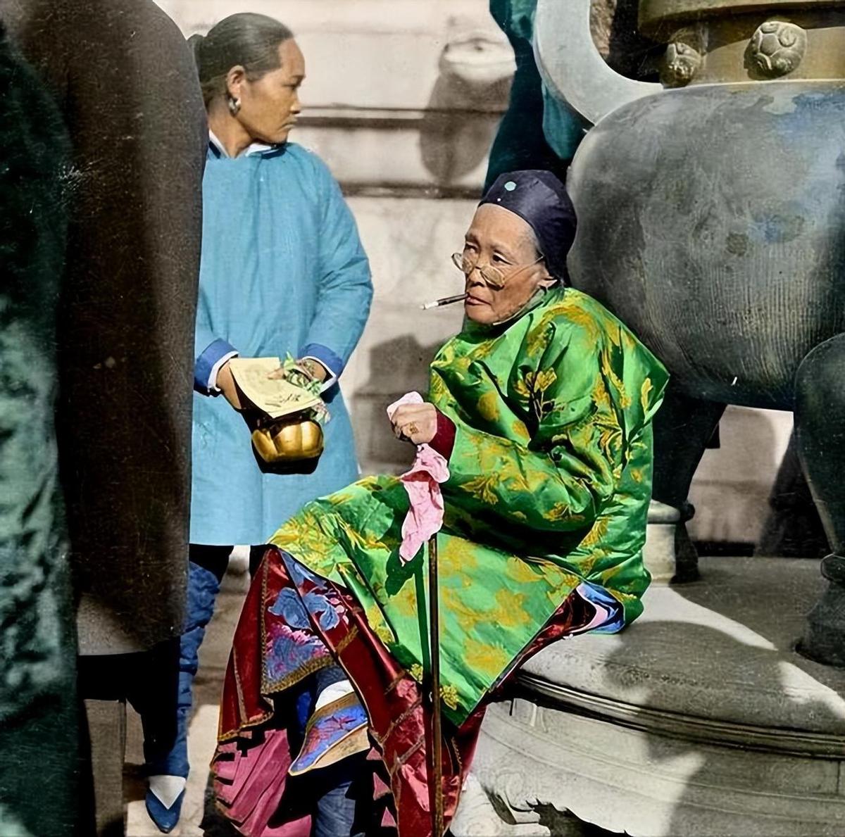 晚清真实老照片:花楼女子媚态百出,溥仪的乳娘丰乳肥臀!