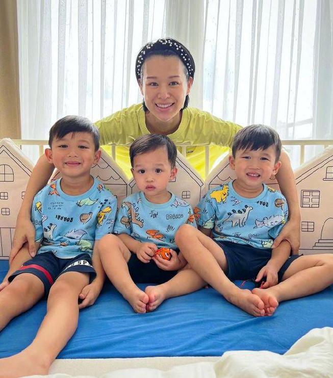 胡杏儿首晒三个儿子对比照,胡杏儿全家福3个儿子