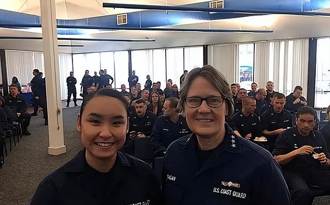 华人女兵在美军舰上干什么,美军华裔女兵向中国海警喊话