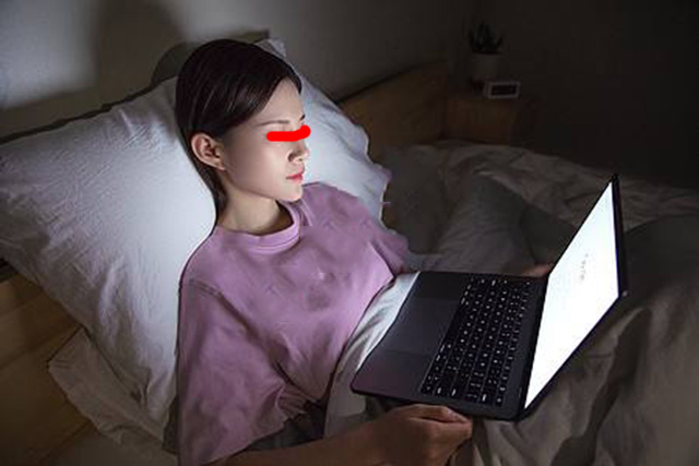 帅小伙修电脑,河南小伙给女朋友修电脑