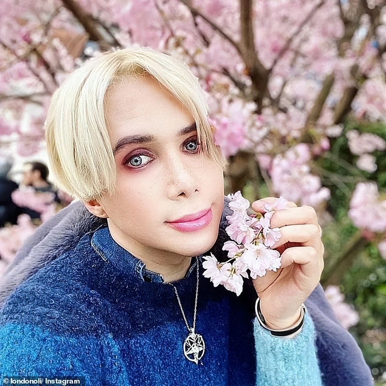 痴迷韩团的英国小哥整成韩国欧巴后又变成韩国女性，如今却后悔了