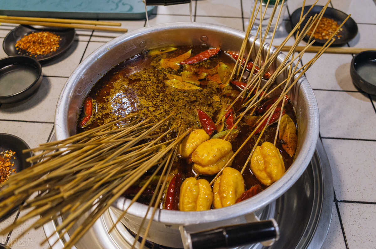 重庆老板卖麻辣烫，“啤酒免费不要钱”，半年盈利35万，策略牛