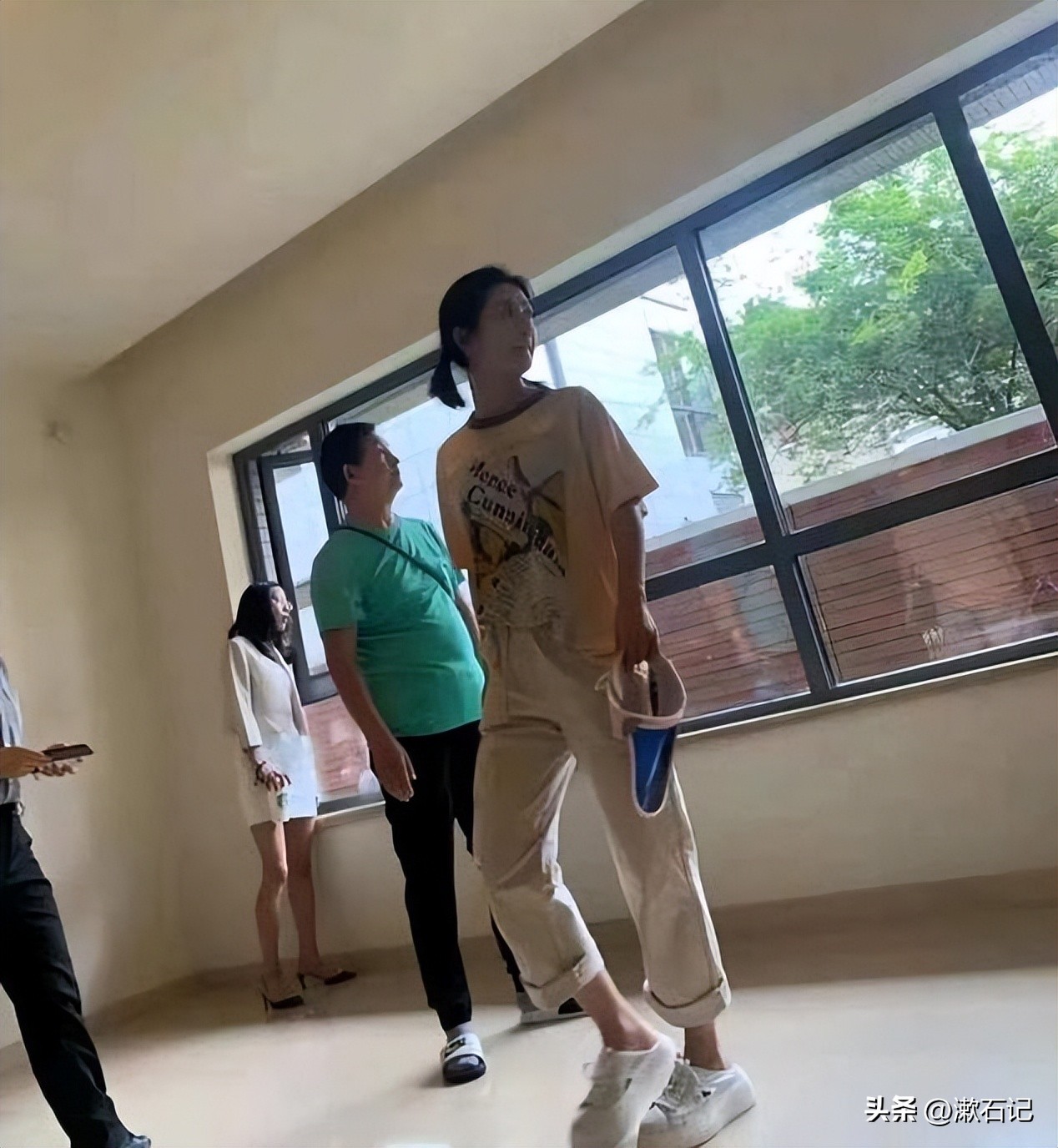 娱乐圈4大抠门精：聚餐不买单，送“假名牌”，欠钱还理直气壮