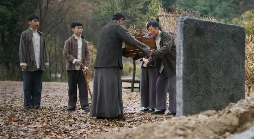 宁波老农从儿子墓穴里挖出一包裹,80岁老农挖开儿子坟墓