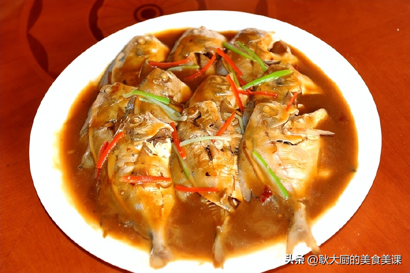 红烧小银鲳家常做法,大锅菜红烧银鲳鱼