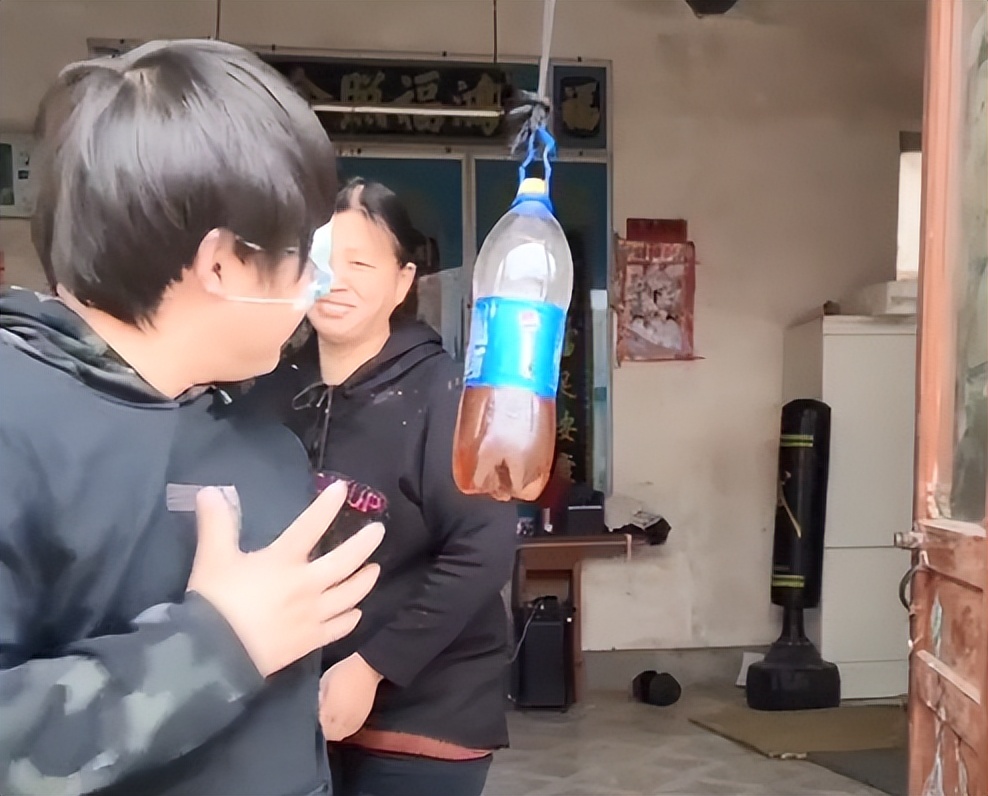 山东小伙靠“三脚猫功夫”走红，获赞乡村洪金宝，网友为啥半服？