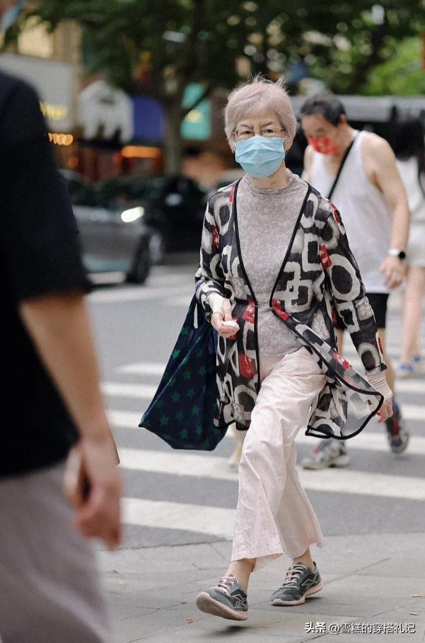 被上海奶奶的穿搭惊艳到了,被时尚老奶奶惊艳