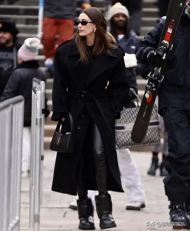 凯莉·詹娜紧身皮裙造型出街,凯莉詹娜巴黎时装周红裙