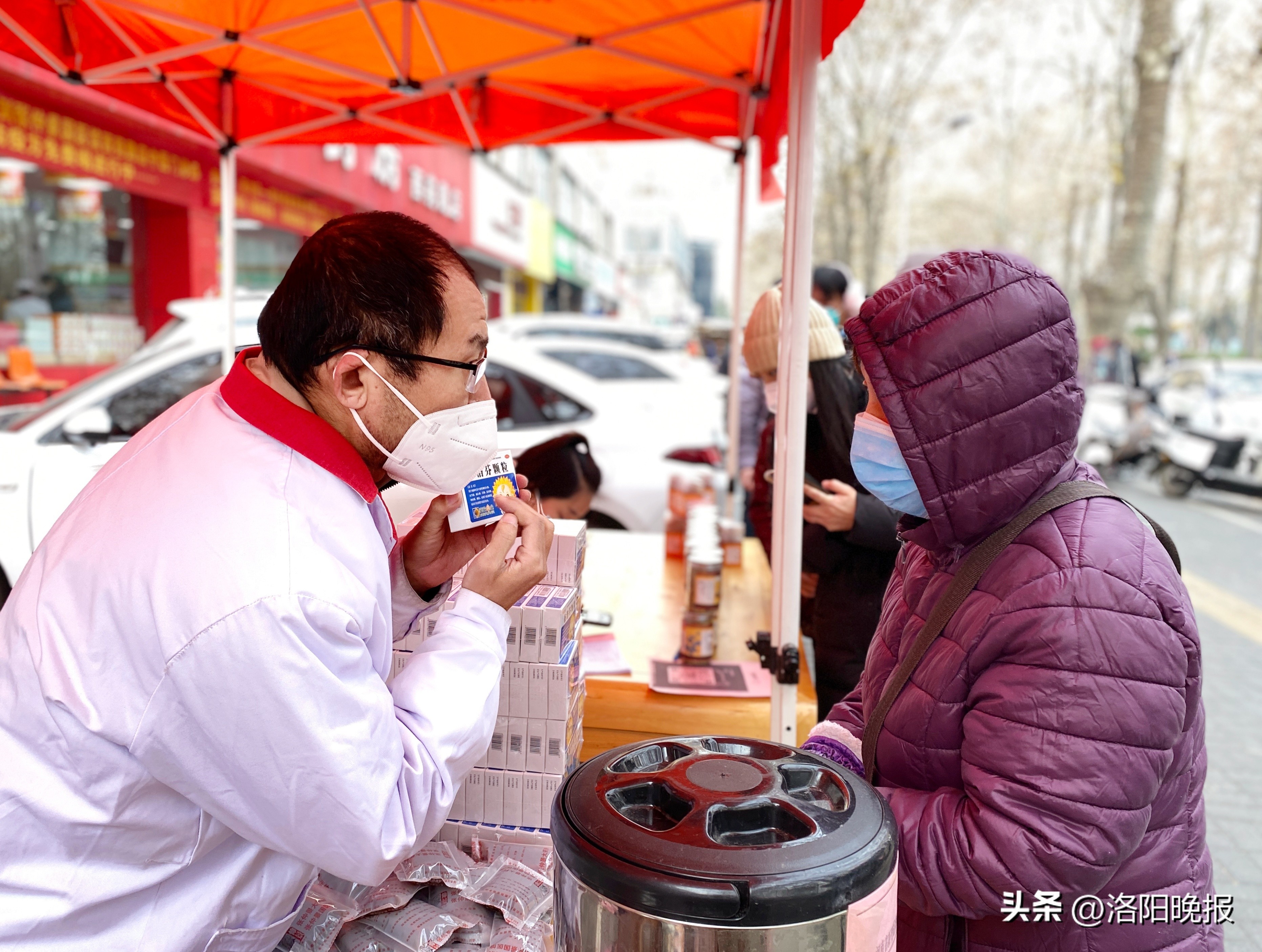 连续4天，洛阳6家张仲景大药房免费向市民发放3200盒退烧药！