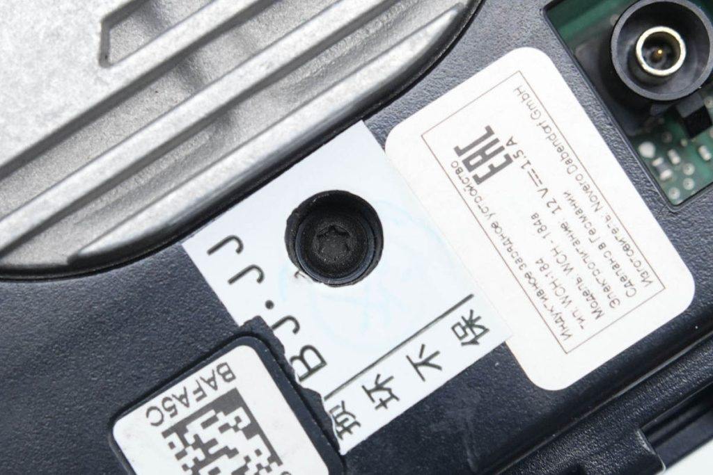 宝马5系无线充电拆解,宝马5系充电器怎么拆