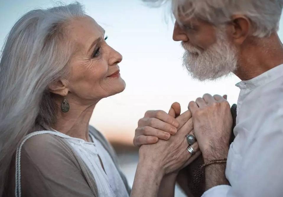 我国首批丁克族老年生病无人照顾,最早丁克族的真实现状