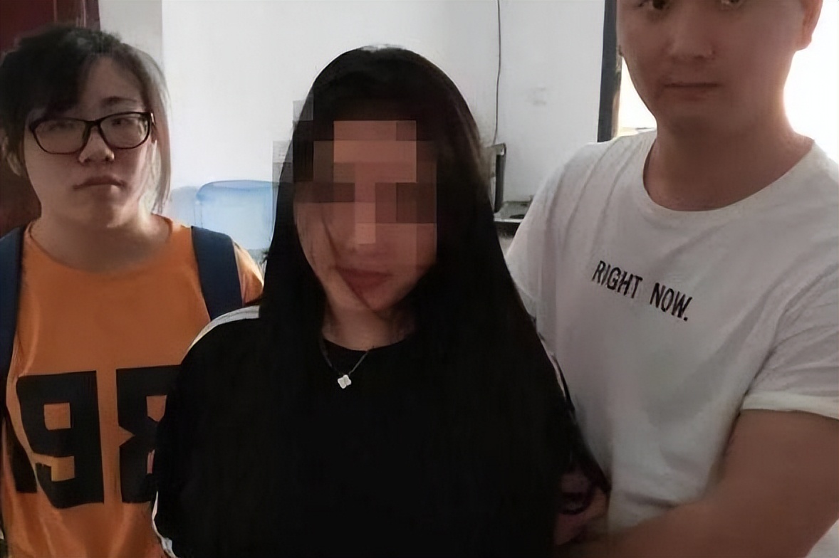 90后农民工沉迷于直播不愿搬砖，邻居们怒了：不务正业！