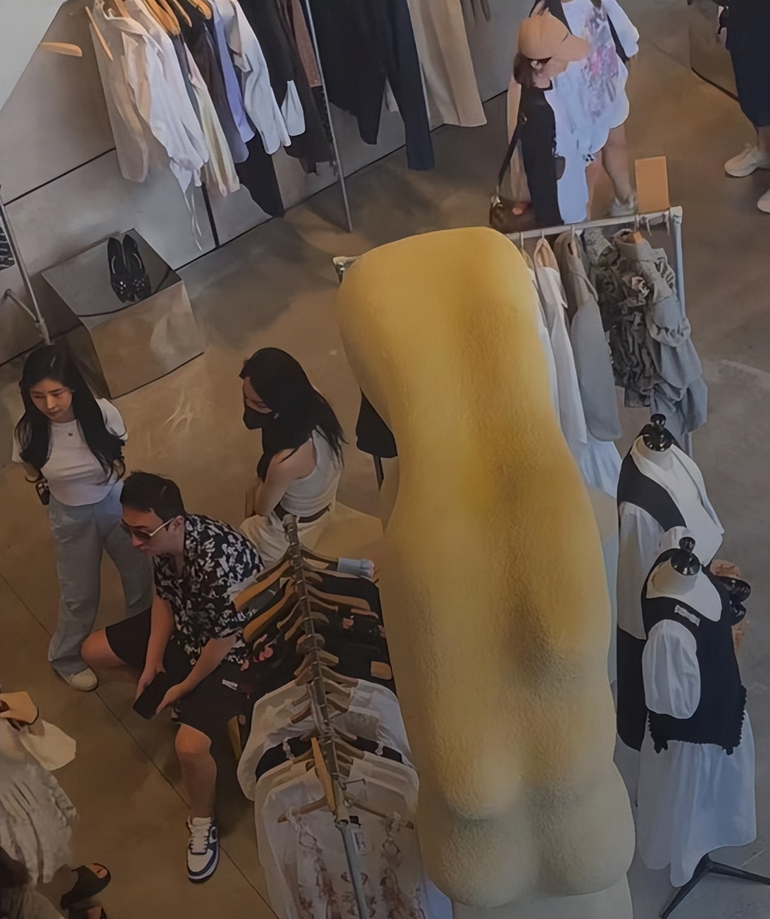 王思聪携四位女友高调逛街,王思聪新女友晒照大秀身材