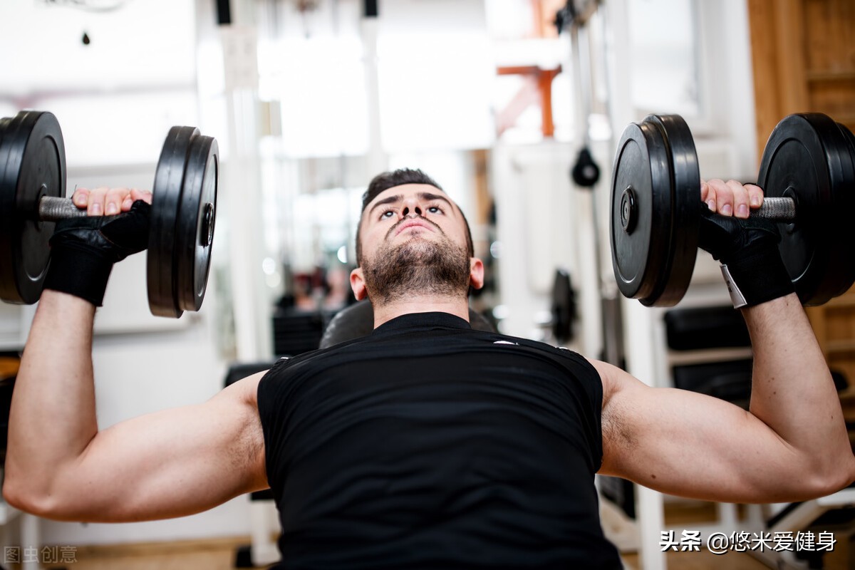 100斤瘦人增肌增重哑铃详细计划,瘦人怎样锻炼增肌