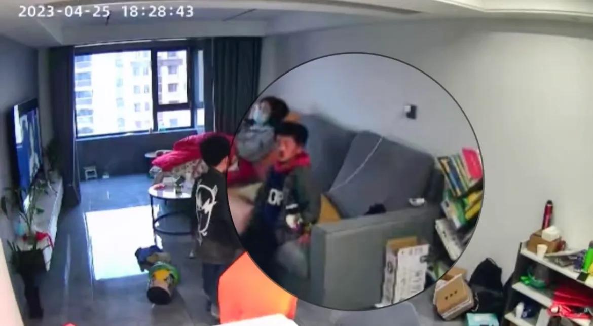 哥俩在客厅大打出手，父母淡定看电视，网友：家长在培养武林高手