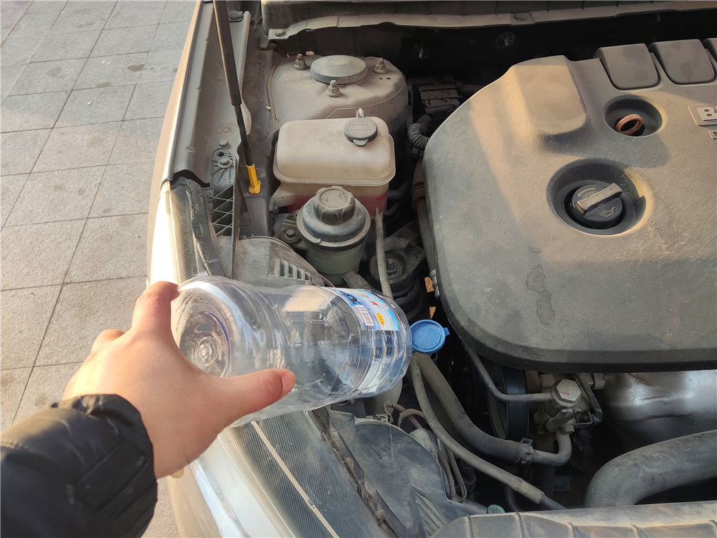 大众车添加玻璃水,汽车玻璃水添加教程