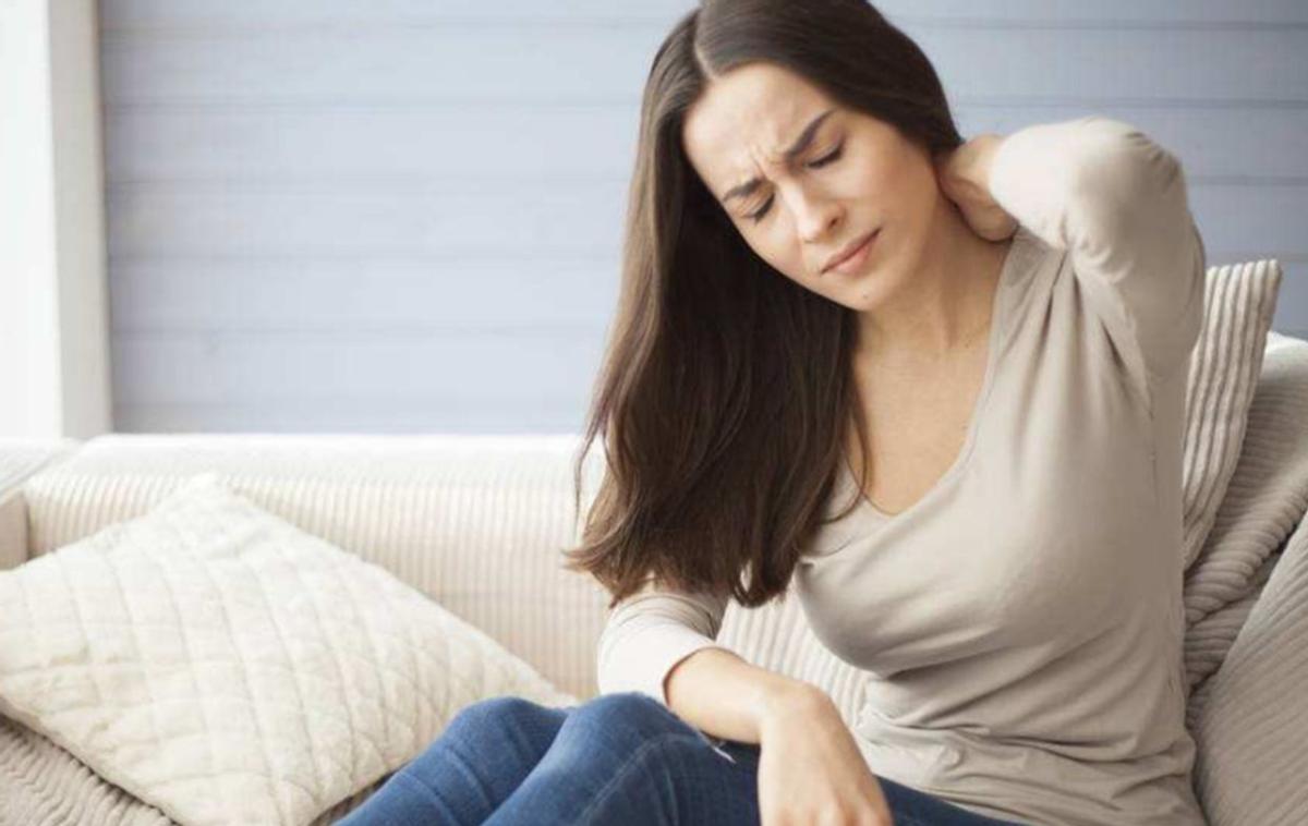 女子身上长虫医生拿镊子治疗,医生从女子腹痛取出长虫