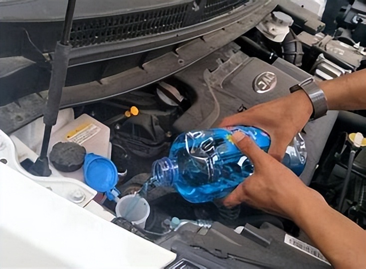 汽车玻璃水的最佳使用方法,汽车玻璃水的正确使用