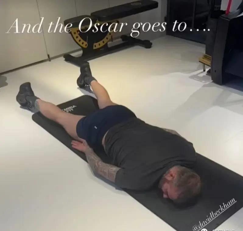 贝嫂狂晒48岁小贝半裸翘臀照，全球网友狂欢：谢嫂子带看男菩萨！