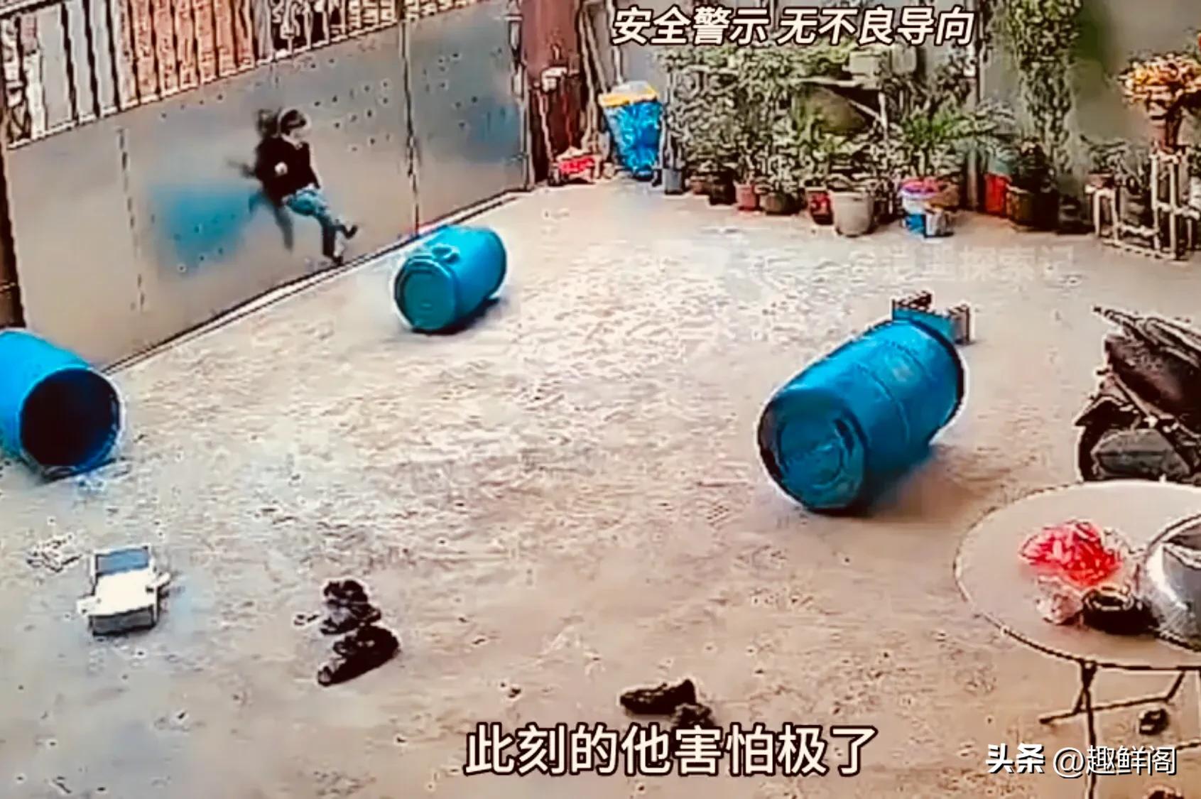 小男孩脖子被绳子挂住,小孩不慎被绳子挂住脖子完整