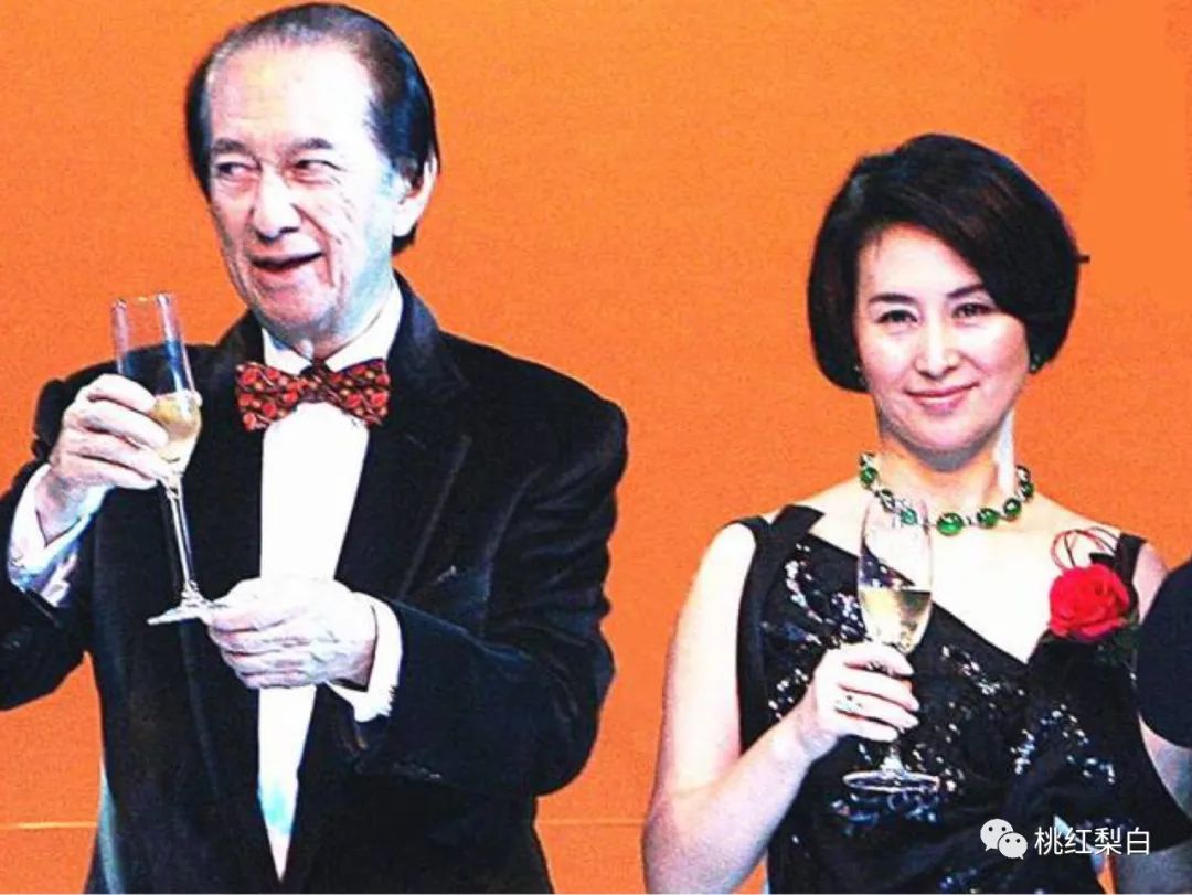 都炫耀起鸽子蛋了，她还是嫁了个假豪门？