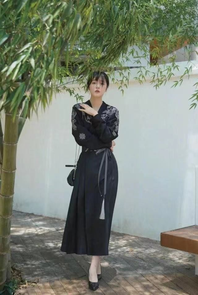 徐娇穿一字肩裙子,徐娇穿牛仔裤