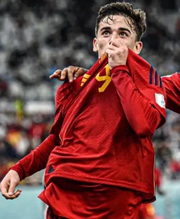 中西双语顶着最萌的脸进最狠的球西班牙美少年世界杯首秀创纪录