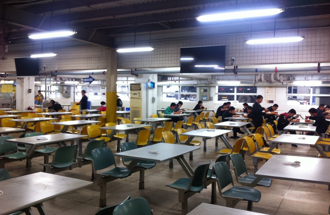 大学生暑假涌向工厂流水线，月入五六千，目标就是赚出一台iPad