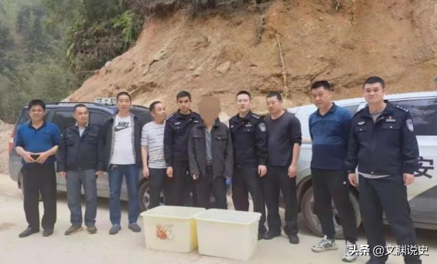 男子在臭水沟捡到一只乌龟,村民捡到乌龟马上报警