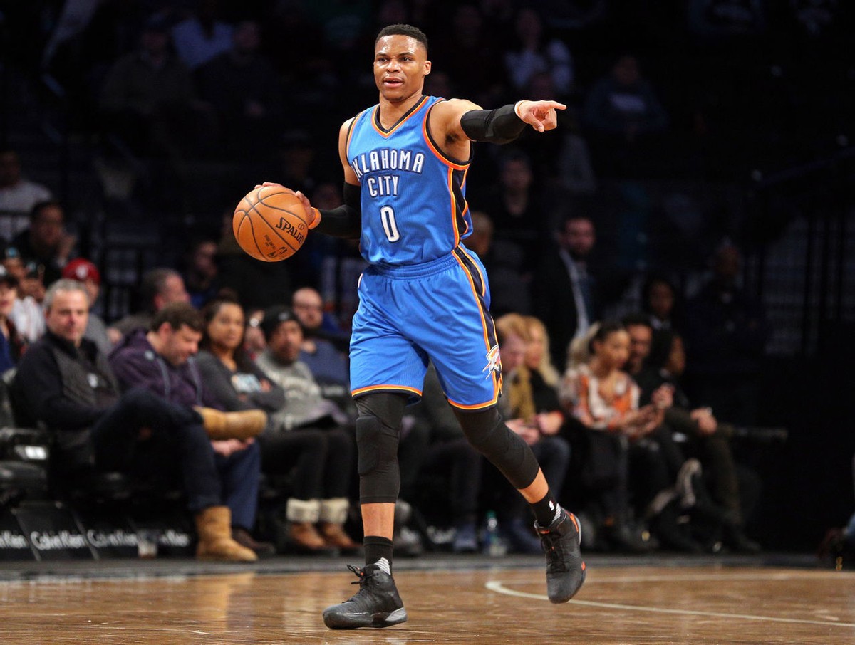 单赛季2500分400个篮板400个助攻,单赛季得分超2500