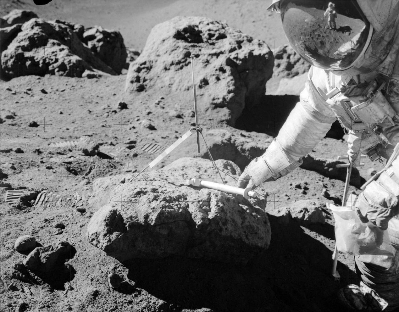 登月的宇航员在月球上看见了什么,美国登月到底在月球上留下了哪些