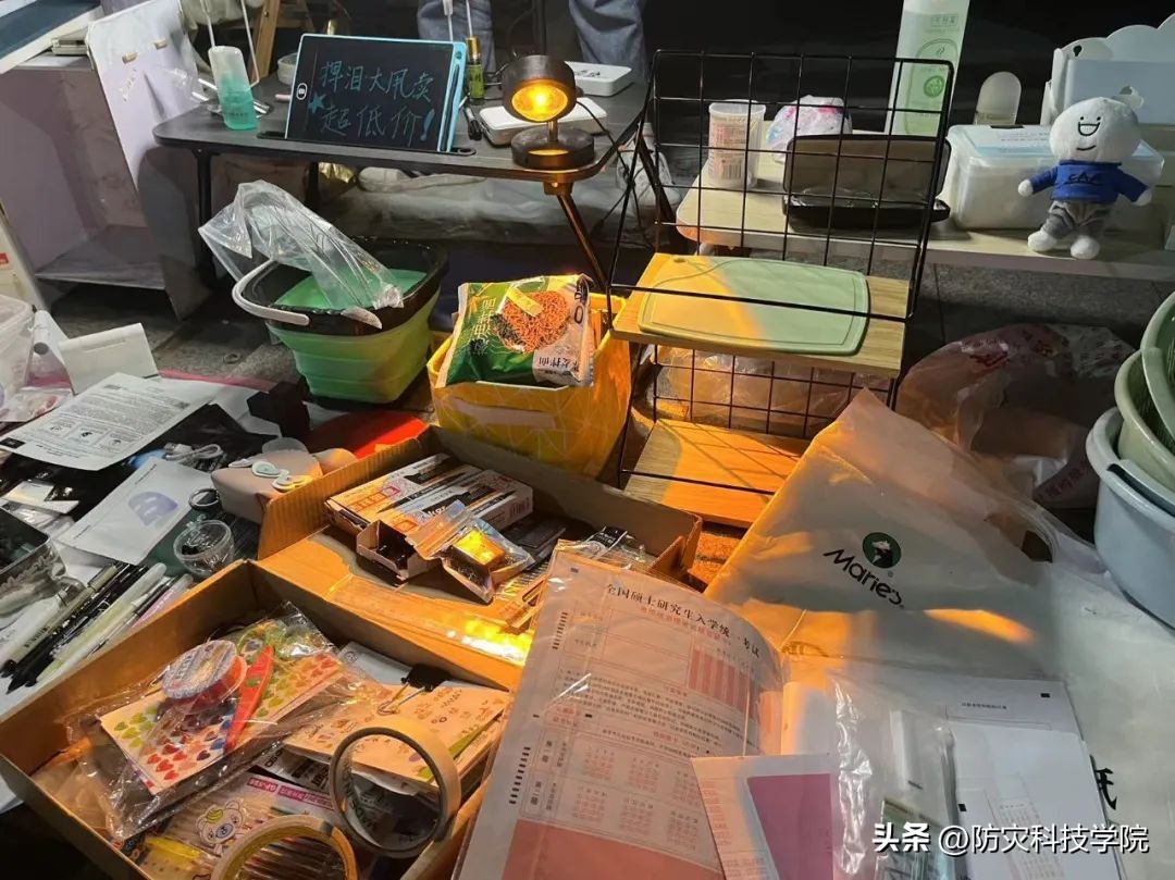 毕业季高校跳蚤市场火爆,大学毕业季活动跳蚤市场