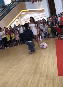 杭州最美老板娘视频,最美老板娘网友连夜赶往现场