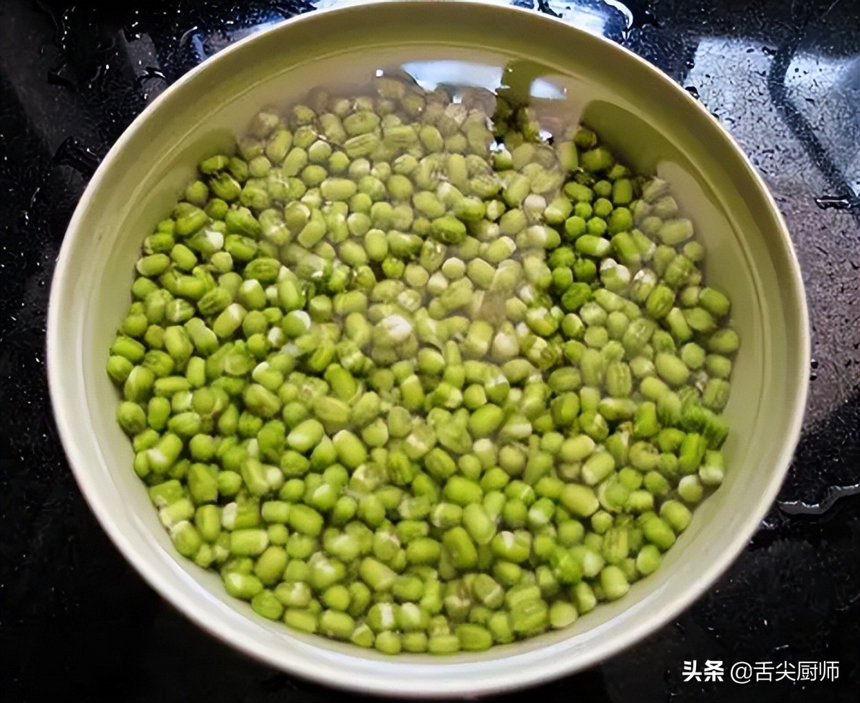 自己在家做绿豆饼，皮薄馅大，酥到掉渣，简单易做，小白一次成功