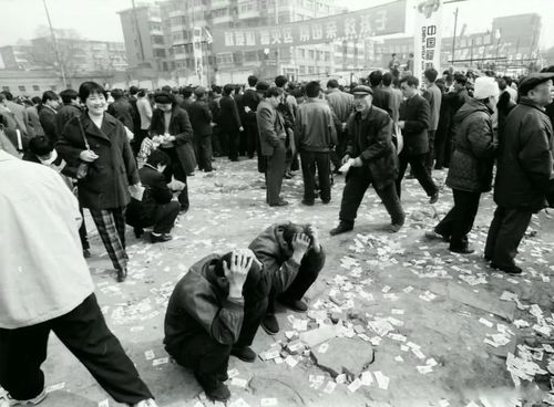 2004年，西安即开型彩票大奖被安排的托搞砸了，揭开了彩票黑幕