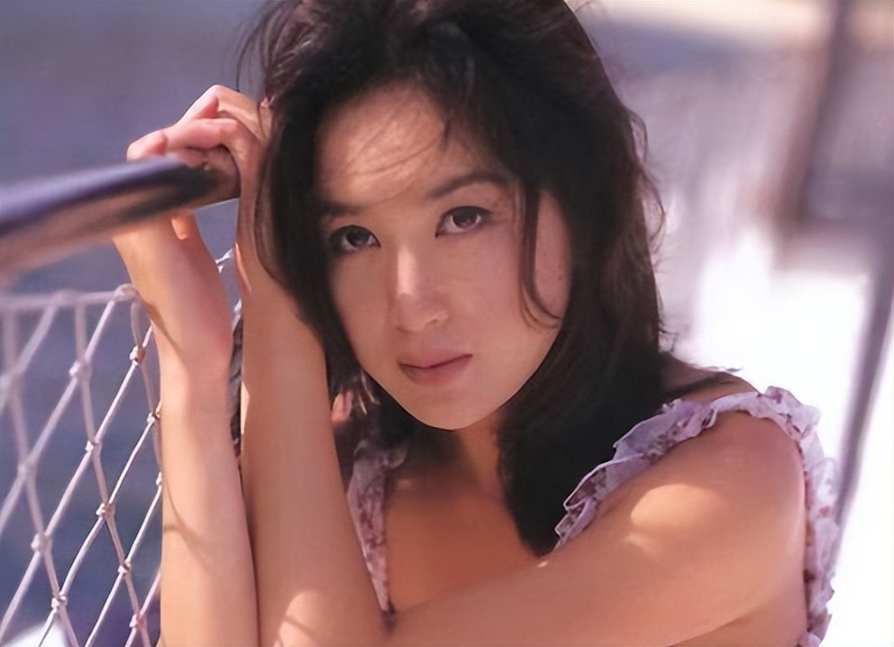 52岁温碧霞晒照展冻龄美貌,55岁温碧霞晒照与家人