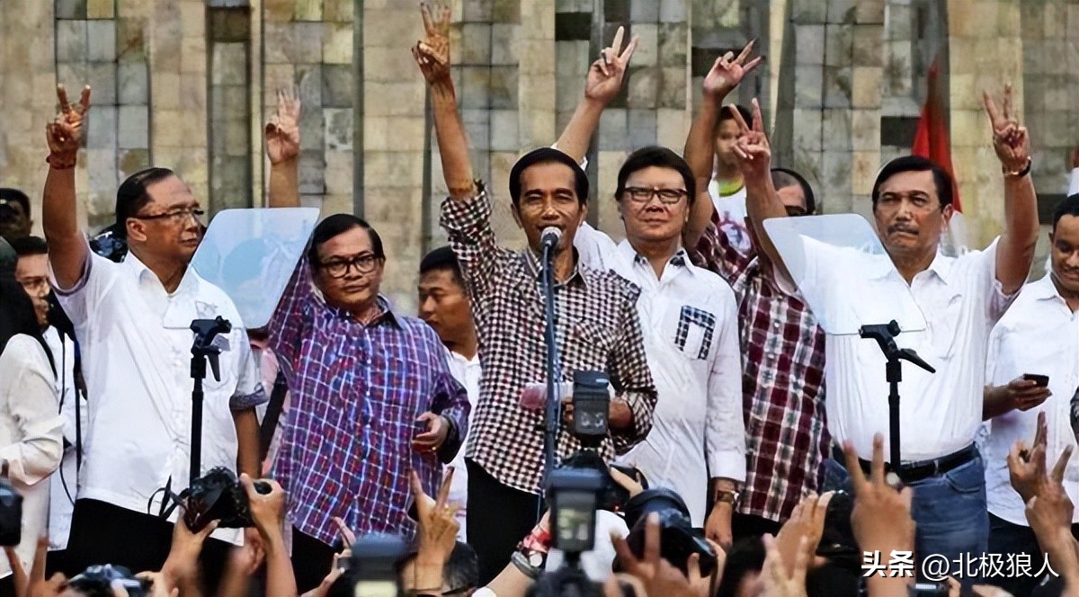 不堪回首，印尼政府主导的排华*乱暴**，让数十万华人横尸街头