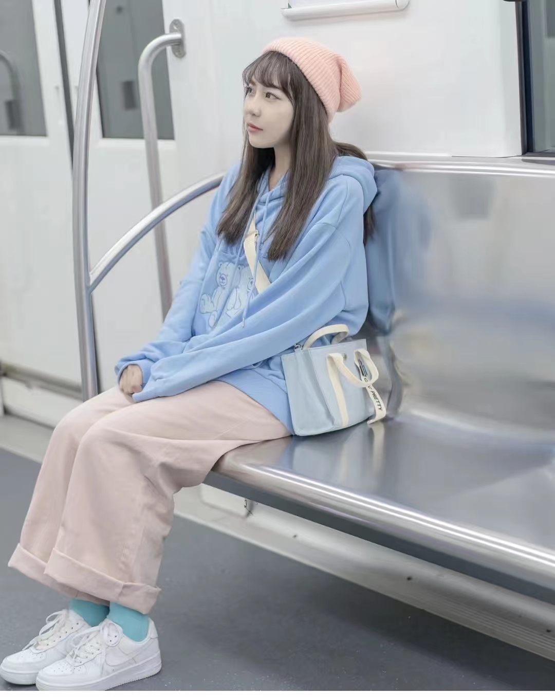 外套秋冬蓝色搭配什么颜色,秋冬比较显高级的颜色搭配