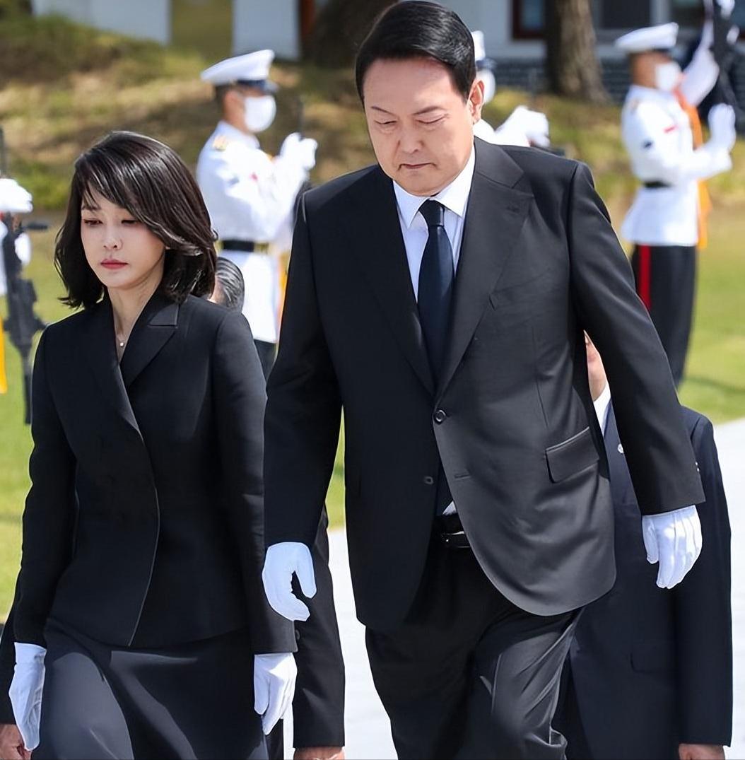 韩国总统夫人的时尚穿搭,韩国总统夫人金建熙穿搭同款