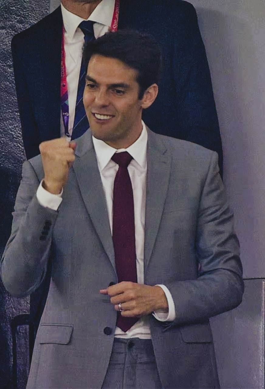 足球名将卡卡现状,巴西金童卡卡退役视频