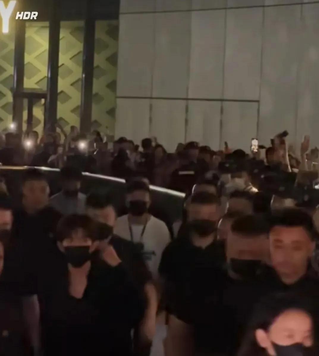 易烊千玺压轴出席阿玛尼活动,易烊千玺出席阿玛尼