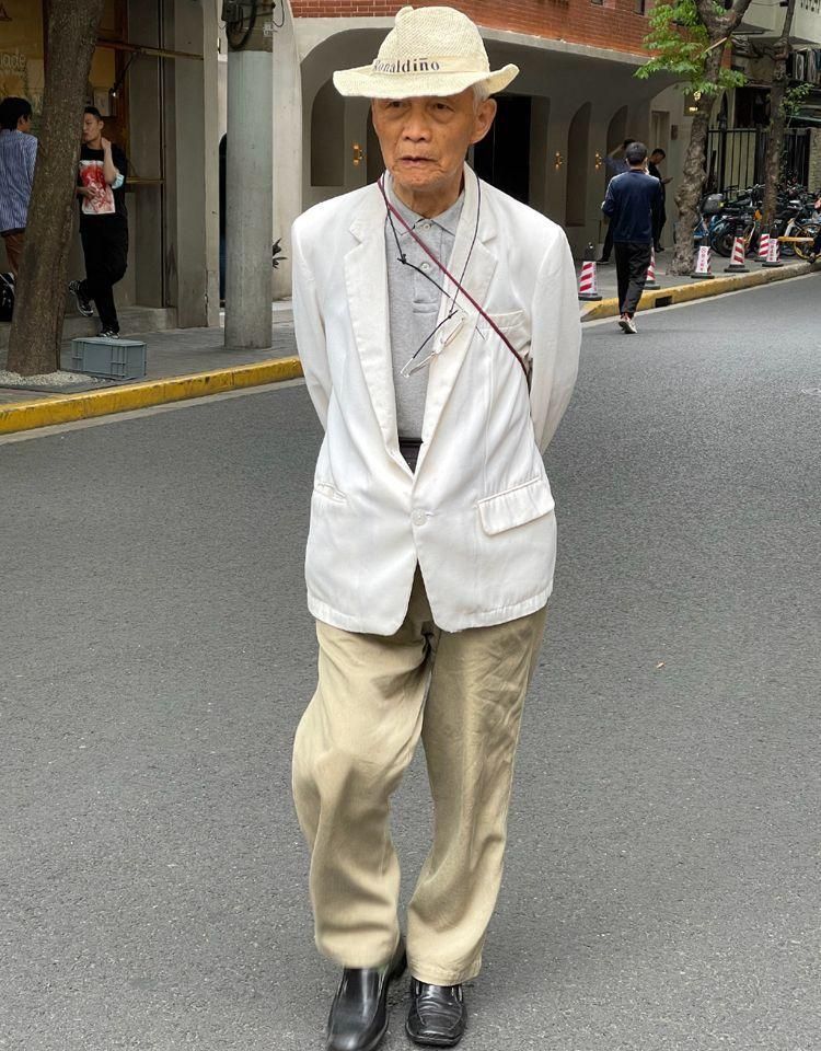 年轻人穿西裤配皮带,70岁以上男人穿皮带