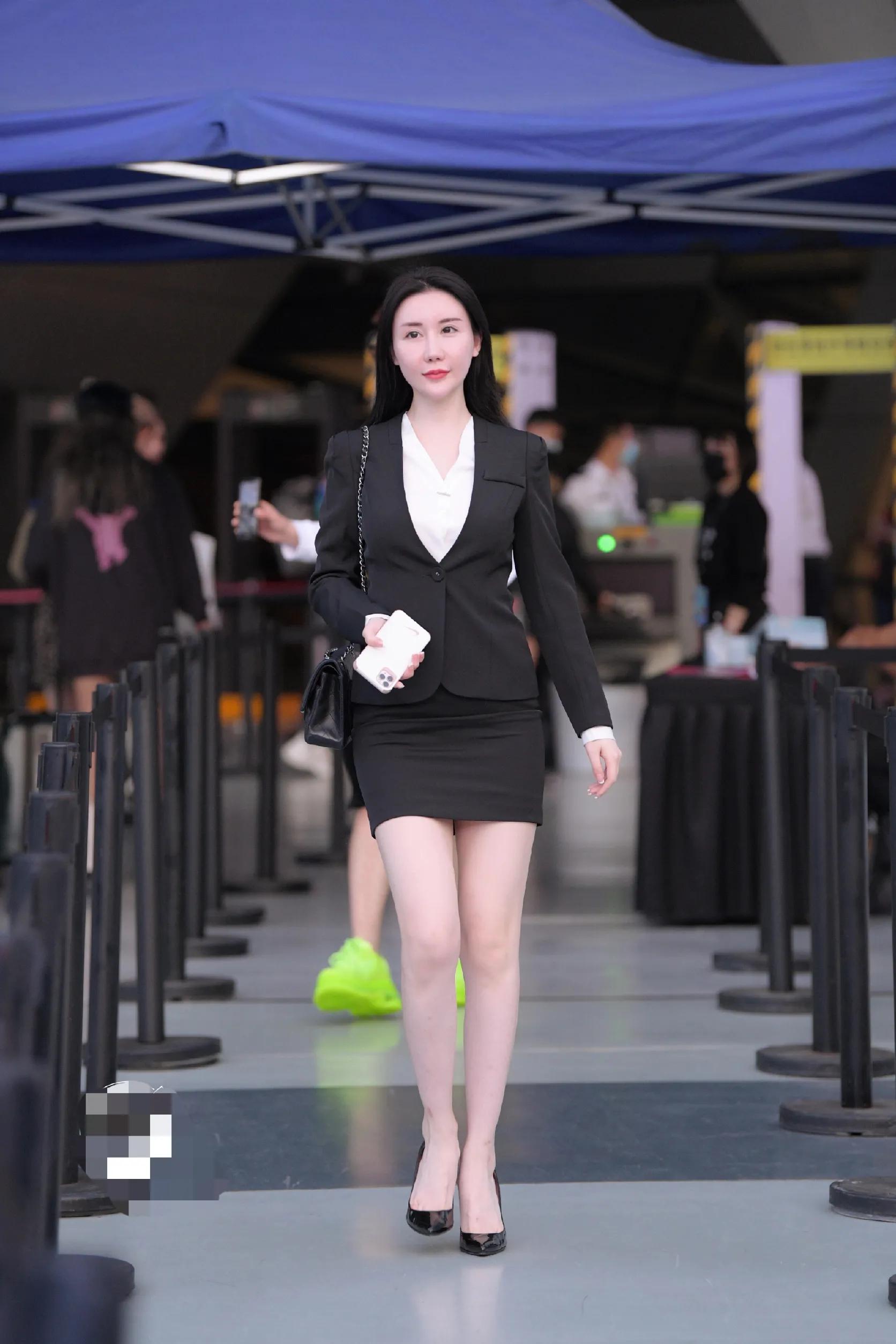 职业装女性套装怎么穿减龄,职业装女性时尚潮流高端