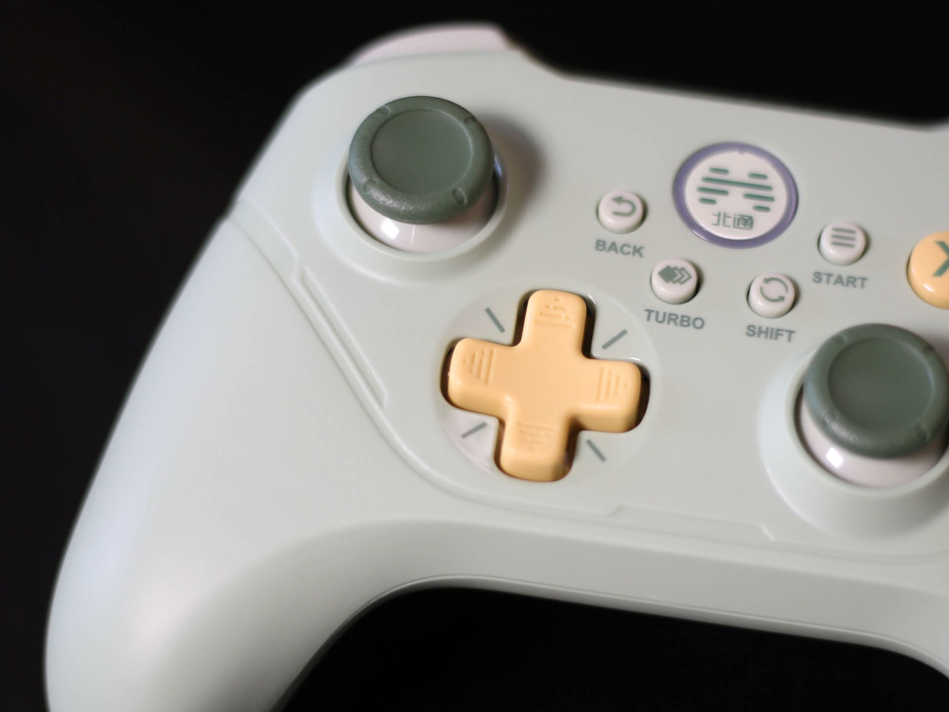 给游戏手柄换霍尔摇杆,可调节灵敏度的北通游戏手柄