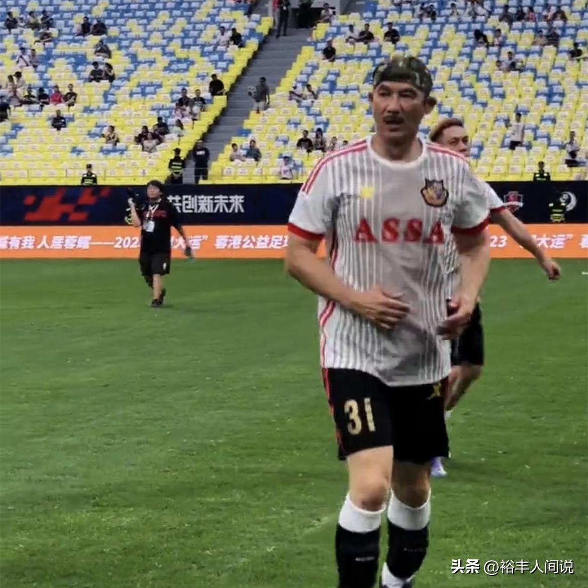 香港明星足球队黄日华多少号,香港明星足球队对黄日华的表现