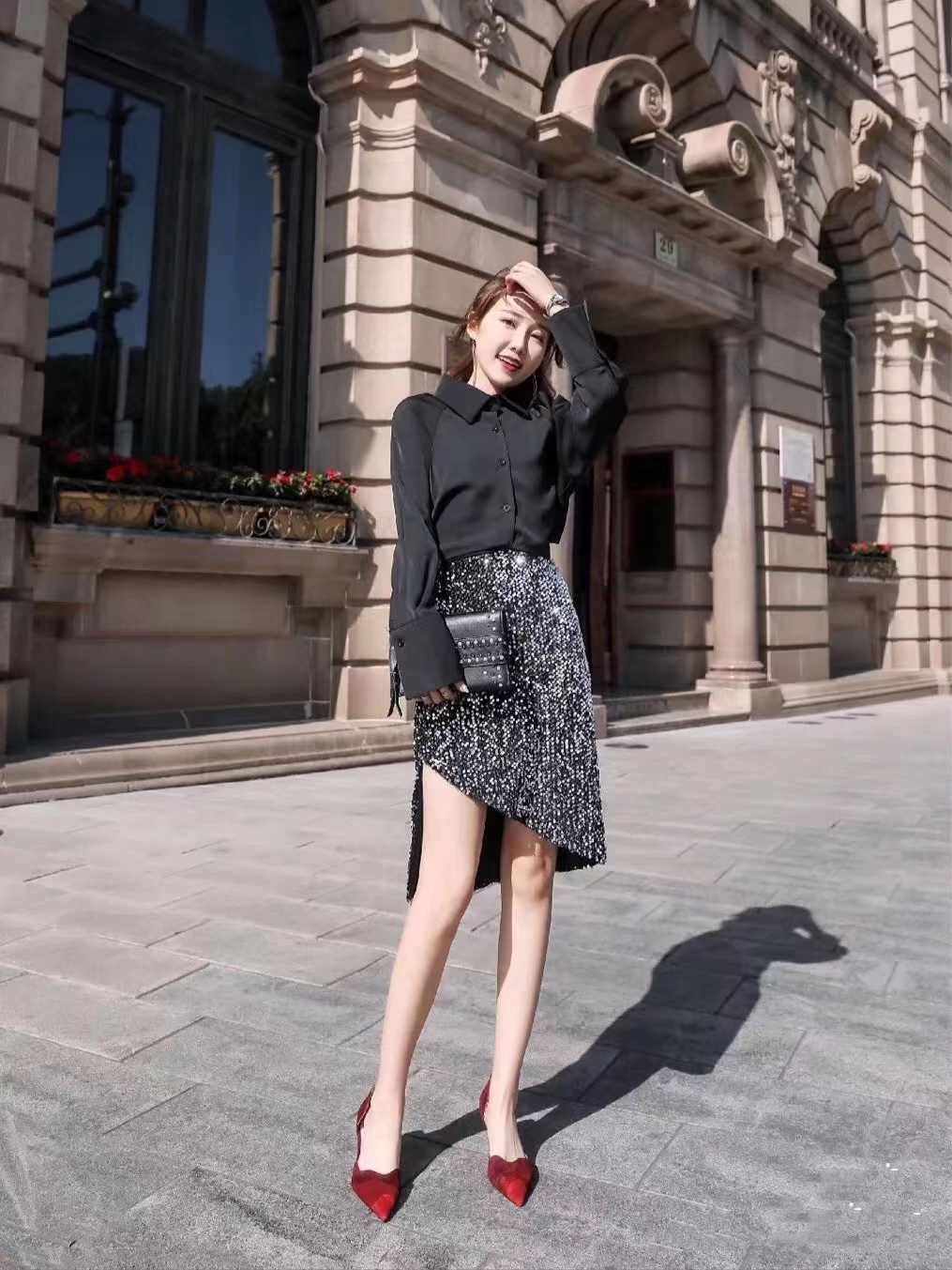 红色高跟鞋和什么颜色搭配,火红色高跟鞋