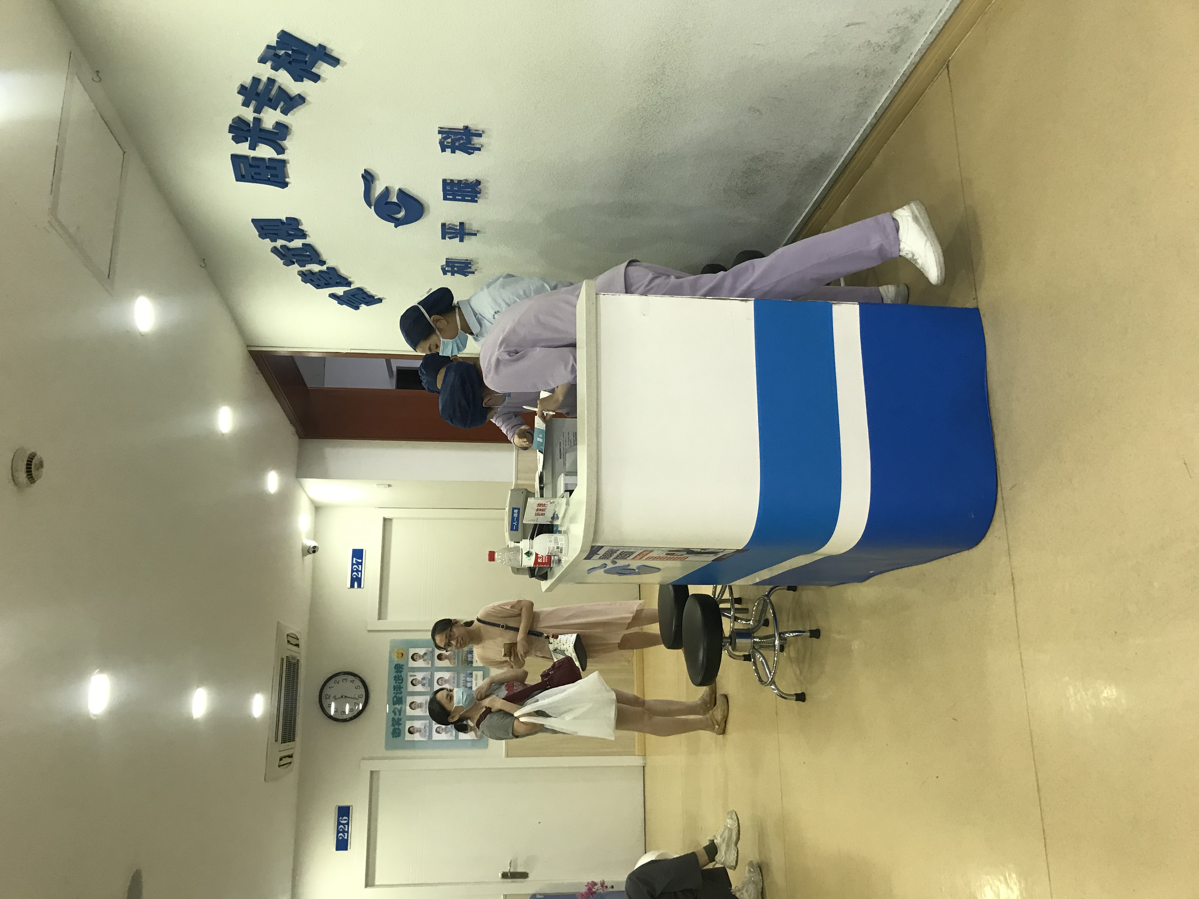 上海成人近视矫正价格多少钱,上海近视矫正手术哪家好一点