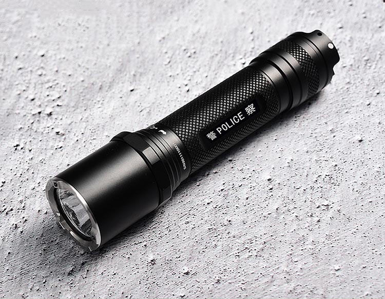 军用强光手电筒的特点,警用战术手电筒推荐